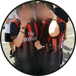 2026年トレンドのサッカーユニフォーム風クラスTシャツのデザイン例